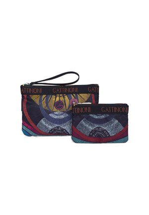 Zwei Gattinoni-Handgelenkpouchs in Marineblau mit bunten Rundmustern und schwarzen Bändern, die den Namen Gattinoni in Orange zeigen.