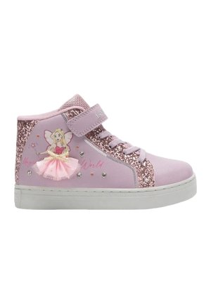 Sneaker alta rosa con accenti luccicanti, grafica di fata e design con lacci. Presenta una chiusura a strappo e strass decorativi.