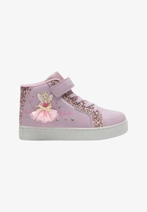 Sneaker alta rosa con accenti luccicanti, grafica di fata e design con lacci. Presenta una chiusura a strappo e strass decorativi.