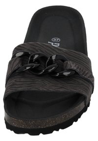 Zwart en grijs slide sandaal met zebra print, voorzien van een brede band en glanzend zwart kettingaccent. Gevoerde zool en stevige zool.