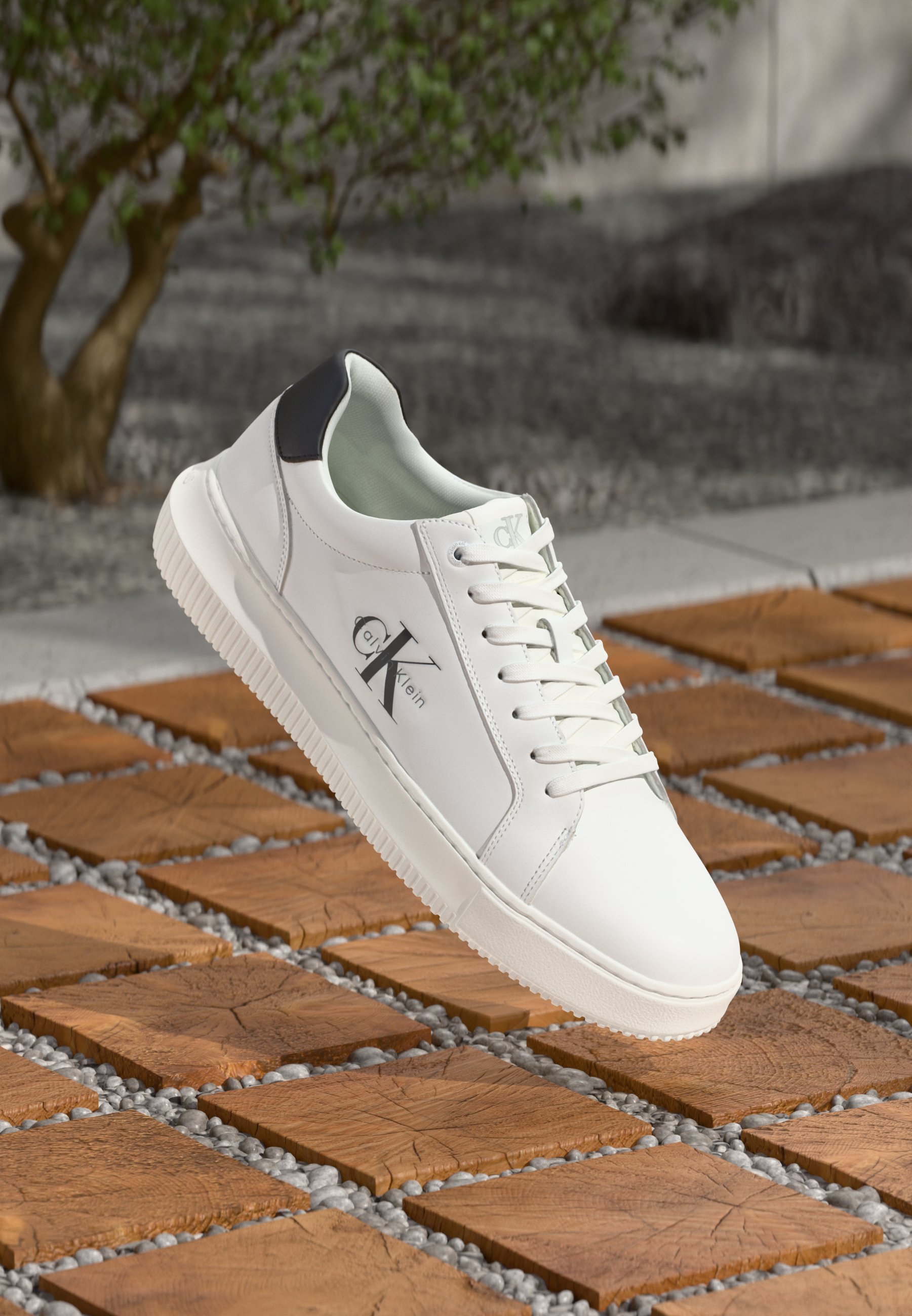 Calvin Klein Jeans CHUNKY CUPSOLE MONO Trainers white/black