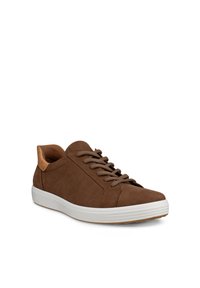 Brun ruskind lavtop sneakers med tan hælflik, snørelukning foran og hvid gummisål, vinklet for at vise den indvendige side.