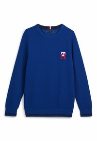 Niebieski sweter z teksturowanym splotem, z okrągłym dekoltem, ściągaczami przy rękawach i dole oraz czerwono-białym logo "TH" na piersi.