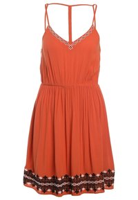 Robe sans manches orange avec un décolleté en V, texture plissée et motifs floraux brodés en noir et blanc au bas. Bretelles spaghetti ajustables.