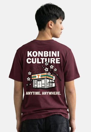 RoamLikeSummer, KONBINI CULTURE UNISEX - Print T-shirt - dark cherry