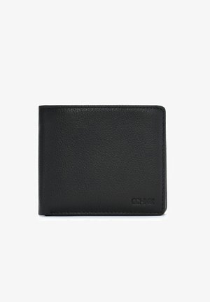 Czarny portfel ze skóry o teksturowanym wykończeniu, z projektem typu bi-fold i widocznym przeszyciem. Na dolnym prawym rogu znajduje się wytłoczone logo.