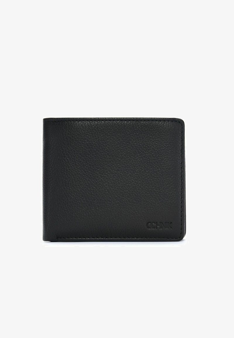 Czarny portfel ze skóry o teksturowanym wykończeniu, z projektem typu bi-fold i widocznym przeszyciem. Na dolnym prawym rogu znajduje się wytłoczone logo.