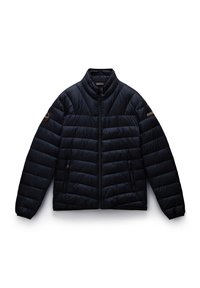 Prošívaná bunda v tmavě modré barvě, s vysokým límcem, zipovým zapínáním a vertikálním prošíváním. Obsahuje boční kapsy a logo jako doplněk.