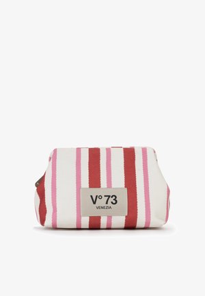 Piccola pochette rettangolare con strisce verticali rosse e rosa e una toppa beige con l'etichetta "V°73 VENEZIA" sul davanti.