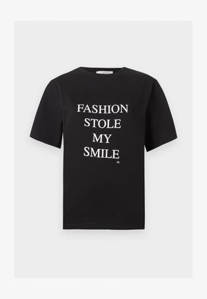 T-shirt noir à manches courtes avec le texte blanc « FASHION STOLE MY SMILE » centré sur le devant, petites initiales « VB » sous le texte.