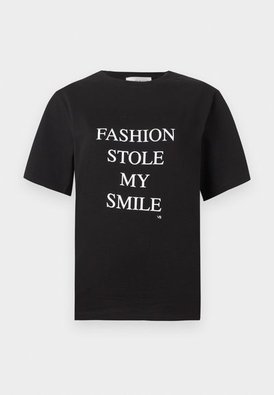 Μαύρο κοντομάνικο μπλουζάκι με λευκό κείμενο «FASHION STOLE MY SMILE» στο κέντρο μπροστά, μικρά αρχικά «VB» κάτω από το κείμενο.
