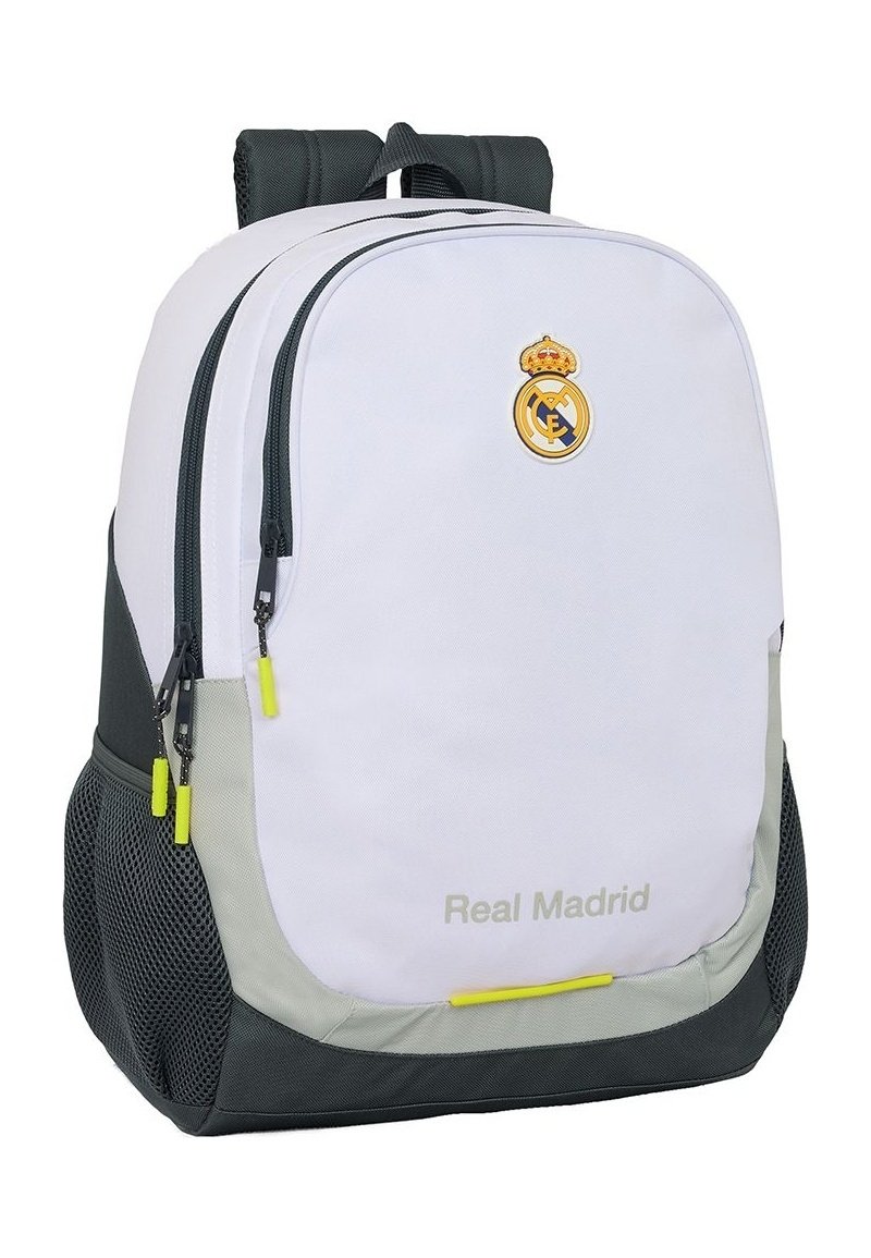 Sac à dos blanc et gris avec des bretelles noires, deux compartiments zippés, des poches latérales en maille, et le logo et le texte du Real Madrid à l'avant.