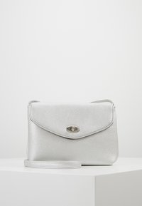 Borsa a tracolla in pelle argento con finitura testurizzata, chiusura a patta magnetica e tracolla sottile regolabile. Forma rettangolare compatta.