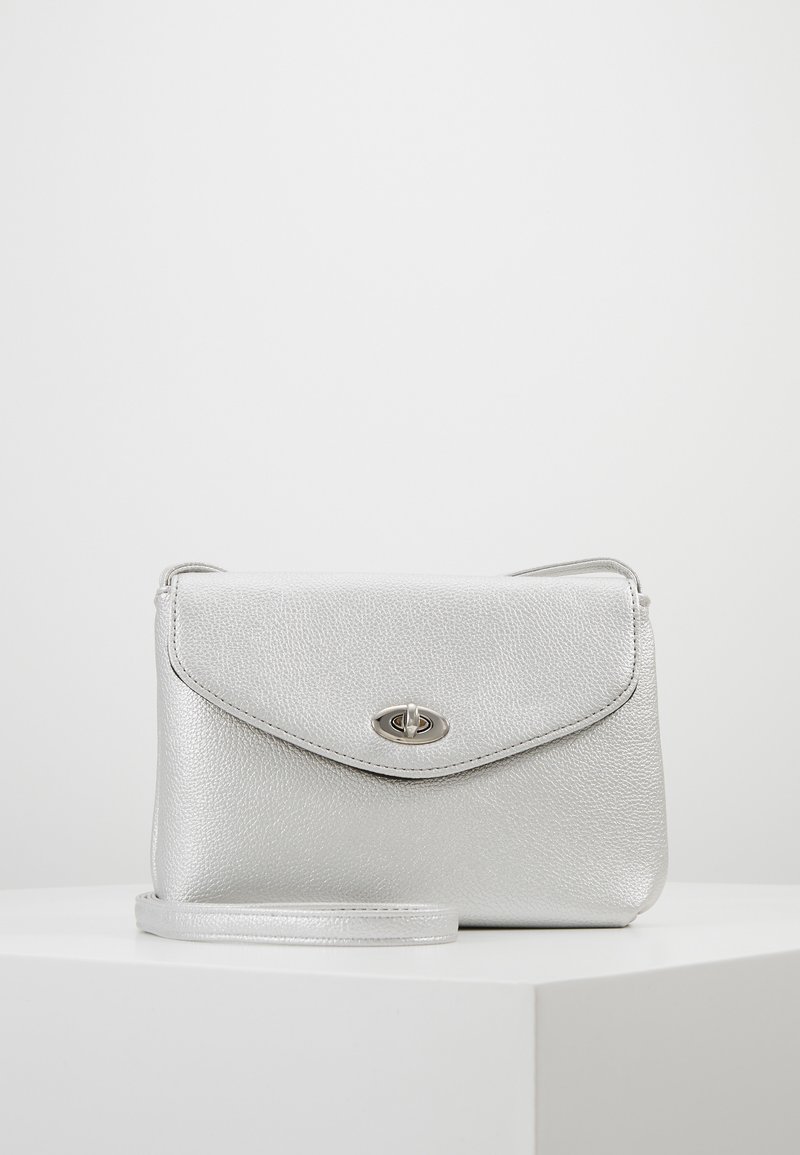 Borsa a tracolla in pelle argento con finitura testurizzata, chiusura a patta magnetica e tracolla sottile regolabile. Forma rettangolare compatta.