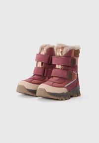 Rosa og burgunder vanntette støvler med brune detaljer, fôr av pels og to borrelåser. Tykk gummisåle med teksturert grep. Designet for kaldt vær.