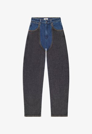 Zweifarbige Jeans aus Denim mit dunkelgrauen Beinen und blauem Taillen- und Schrittbereich, ausgestattet mit Vordertaschen, Gürtelschlaufen und Knopfverschluss.
