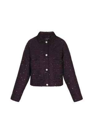 Chaqueta de tweed morada cortada con un patrón texturizado, adornada con brillantes acentos plateados, y que cuenta con dos bolsillos frontales y cierre de botones.