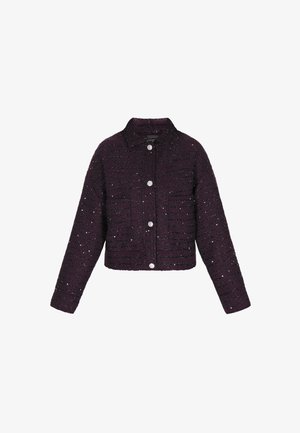 Nusipjauta purpurinė struktūruoto audinio striukė su tekstūruotu raštu, papuošta blizgančiais sidabriniais akcentais, ir su dviem priekinėmis kišenėmis bei mygtukų uždarymu.