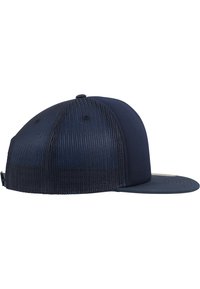 Tume sinine baseball müts, millel on kindel esiosa ja võrgust tagaosa, lame äärega ning reguleeritav rihm taga. Võrgu tekstuuripind.