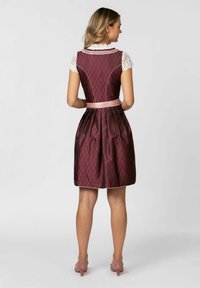 Weinrotes Kleid mit taillierter Bluse, kurzen Spitzenärmeln, einem rosa Satin-Gürtel und einem plissierten Rock. Es hat eine subtile, gemusterte Textur. 