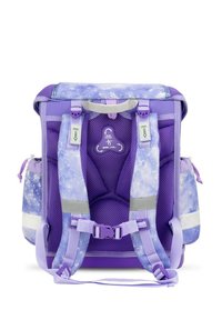 Lila Rucksack mit einem Weltraum-Themen-Design. Verfügt über gepolsterte Träger, Mesh-Elemente, reflektierende Akzente und verstellbare Seitentaschen.