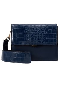 Borsa a tracolla in ecopelle coccodrillo blu navy con chiusura a patta magnetica e tracolla removibile. Superficie testurizzata con finitura lucida.