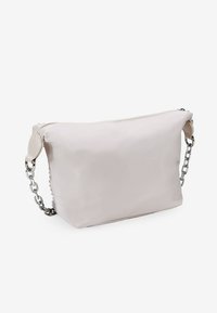 Bolso cruzado sintético de color rosa claro con cierre de cremallera, correa de cadena y textura suave. Forma rectangular con bordes redondeados.