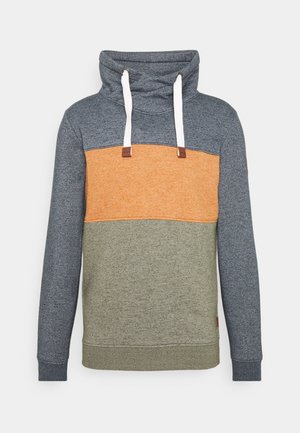 Sweat à capuche à manches longues avec manches grises, partie supérieure grise, panneau central orange et panneau inférieur vert olive, doté d'un col haut et de cordons blancs.