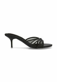 Sandalias de tacón negro con diseño de malla, que cuentan con tiras cruzadas y un tacón curvado y esbelto. Suela plana y textura suave.