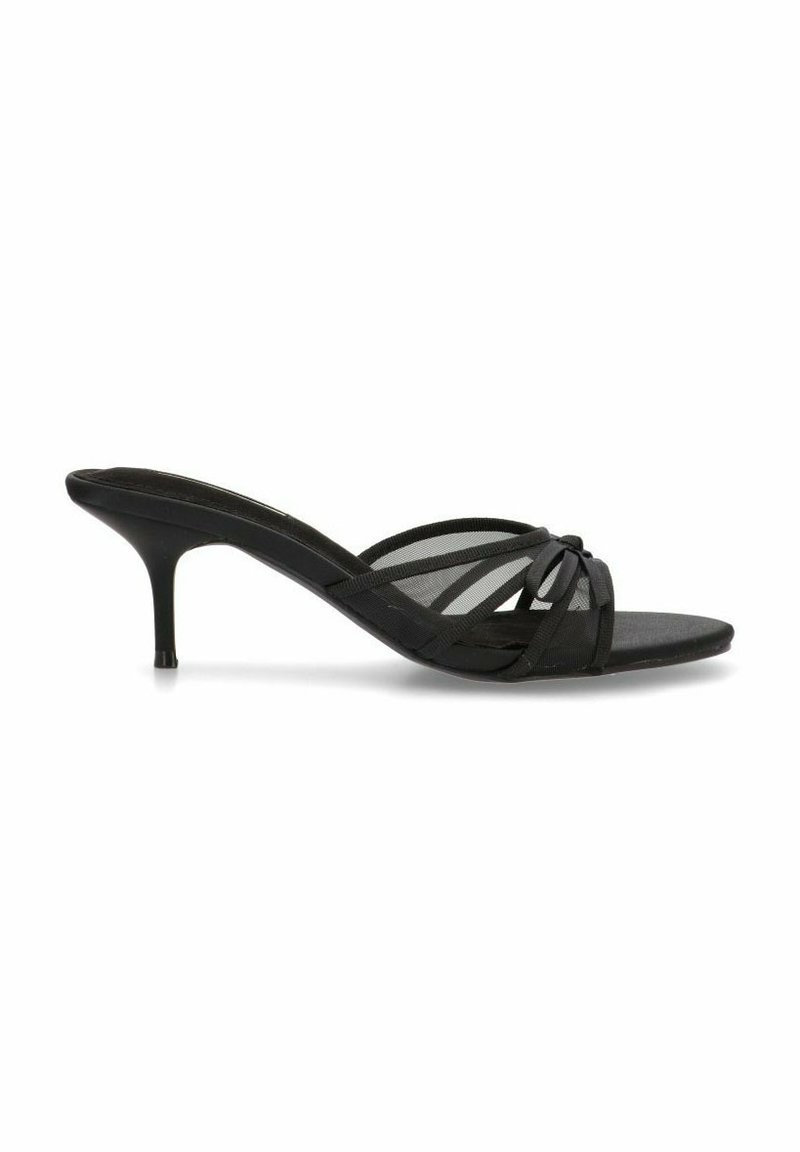 Sandalias de tacón negro con diseño de malla, que cuentan con tiras cruzadas y un tacón curvado y esbelto. Suela plana y textura suave.