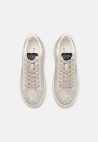 Beige Sneaker mit Strassverzierungen, Wildleder-Akzenten, runder Spitze und Gummisohle. Verfügt über Stoffsenkel und ein schwarzes Logotag.