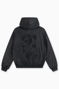 Felpa nera con cappuccio regolabile, polsini elasticizzati e orlo arricciato. Presenta una grande grafica nera luccicante sul retro.