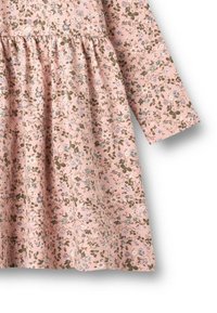 Vestido de estampado floral con tela rosa, mangas largas, cintura fruncida y delicados patrones florales en azul y verde por toda la prenda.