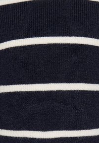 Granatowa dzianina z białymi poziomymi paskami. Teksturowane wykończenie o miękkim wyglądzie, z paskami o naprzemiennych szerokościach.