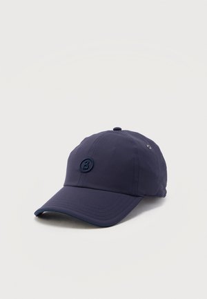 Donkerblauwe baseballpet met een gebogen klep en een klein geborduurd logo aan de voorkant, geplaatst op een witte ondergrond.