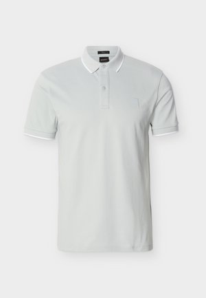 Šviesiai pilka medvilninė polo marškinėliai su klasikiniu apykakle, dviem užsegamais mygtukais ir baltais akcentais ant rankovių. Ant krūtinės siuvinėtas logotipas.