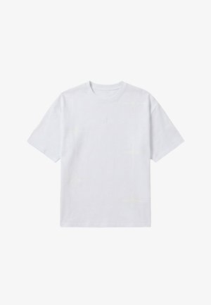 T-shirt blanc uni à manches courtes avec col rond, coupe décontractée, sans logo ni motif visible, présenté sur un fond blanc.