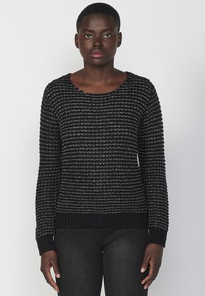 Pull noir texturé avec un col rond, présentant des rayures horizontales tissées et un ourlet et des poignets côtelés. Le tissu a une légère brillance.