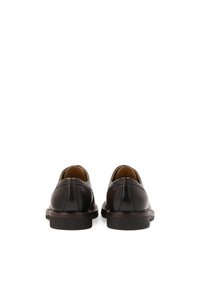 Pantofi din piele maro cu textură netedă, vârf rotund și toc scăzut. Prezintă detalii de cusătură subtile și o siluetă elegantă.