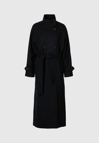 Cappotto di lana blu navy con colletto alto, chiusura doppiopetto, maniche lunghe e vita con cintura, caratterizzato da bottoni decorativi sui polsini.
