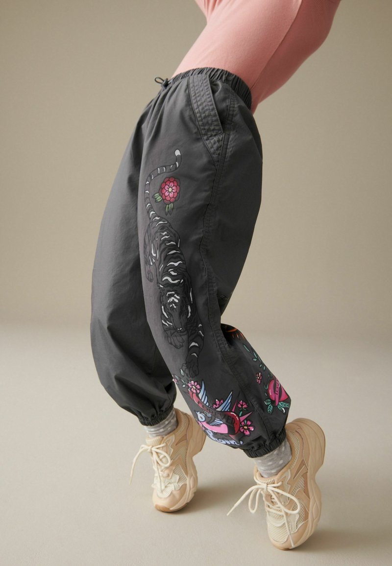 Next PARACHUTE - REGULAR FIT - Cargo hlače - charcoal grey printed