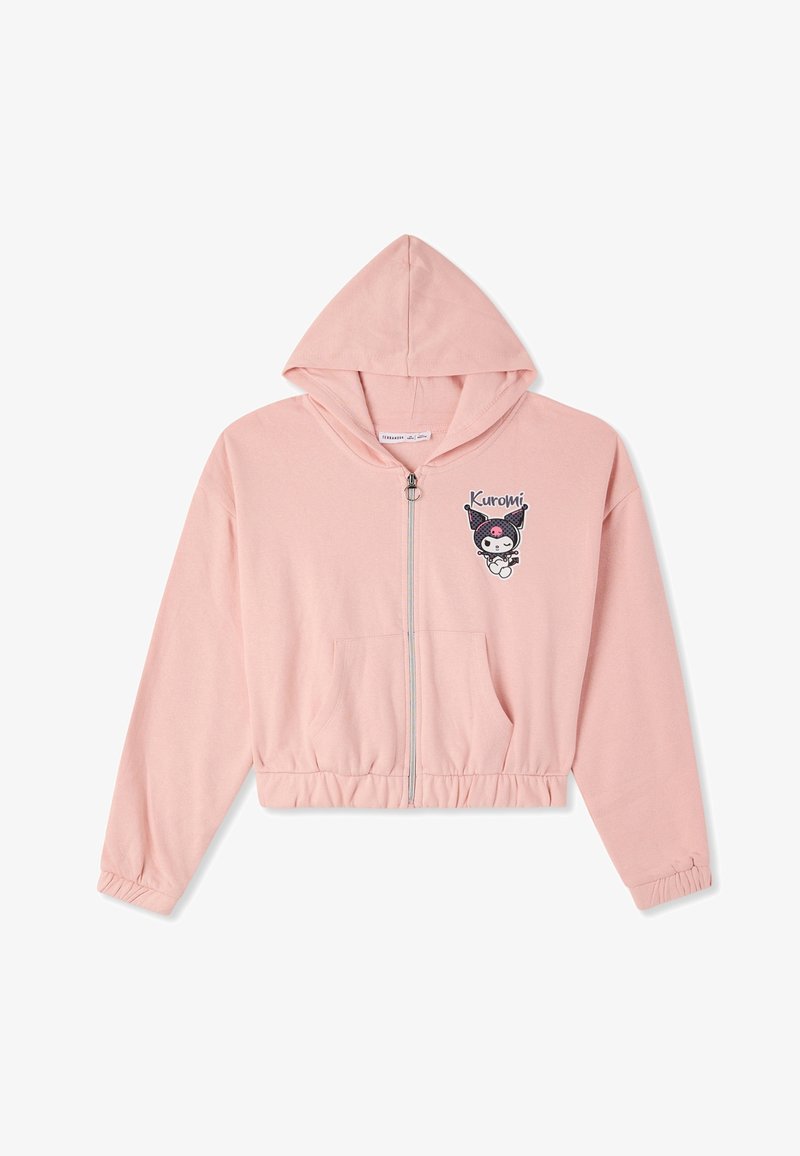 Jasnoróżowa krótka hoodie na zamek z przednimi kieszeniami oraz grafiką i tekstem postaci Kuromi na lewej części klatki piersiowej.