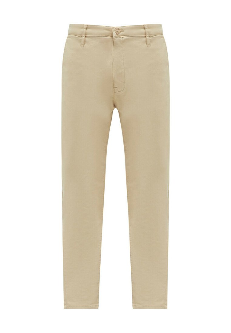 Chino beige ajusté avec fermeture à bouton et zip à l'avant, passants de ceinture et poches latérales, exposé sur un fond blanc.