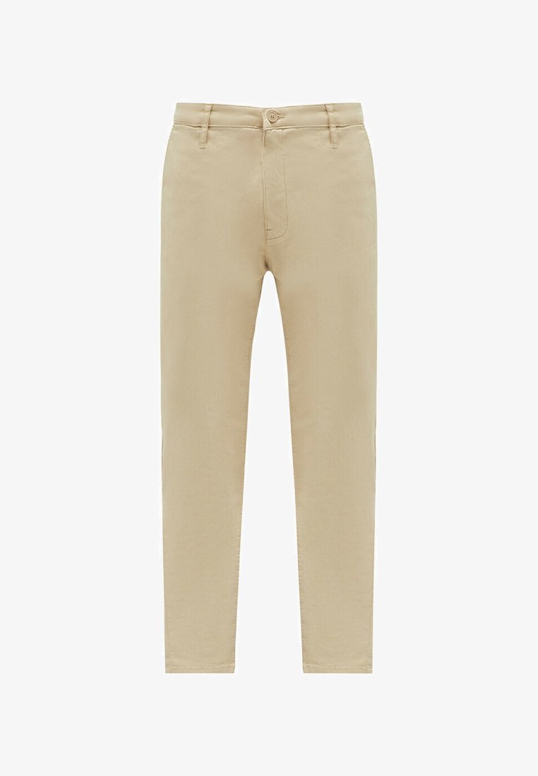 Chino beige ajusté avec fermeture à bouton et zip à l'avant, passants de ceinture et poches latérales, exposé sur un fond blanc.