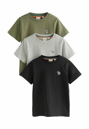 Tre kortärmade t-shirts i olivgrön, grå och svart. Varje tröja har en liten elefantlogotyp och en randig halsringning.