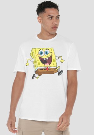 Weißes Baumwoll-T-Shirt mit einem großen, bunten Grafikmotiv von SpongeBob Schwammkopf, der lächelnd und laufend dargestellt ist, mit einer strukturierten Optik.