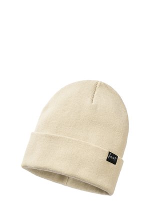 Gorro de punto beige con puño doblado y pequeña etiqueta negra con texto blanco en el lateral.
