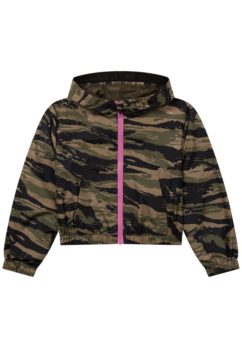 Veste coupe-vent camo avec un design court. Elle présente une fermeture éclair rose, des poignets élastiques et une capuche. Fabriquée en tissu léger à motif.