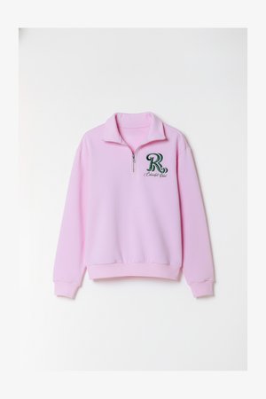 Világos rózsaszín, fél cipzáras pulóver hosszú ujjal, bordázott mandzsettákkal és zöld hímzett logóval a bal mellkason. Puha anyagból, laza, hétköznapi kialakítás.