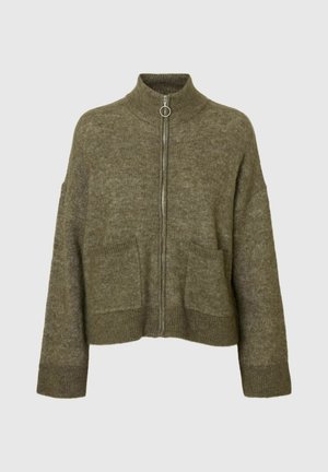 Cárdigan de punto verde oliva con cuello alto, cierre frontal con cremallera y dos bolsillos parche en la parte frontal. Diseño corto y textura suave.